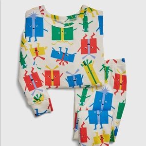 New Gap Christmas Present Pajamas Set